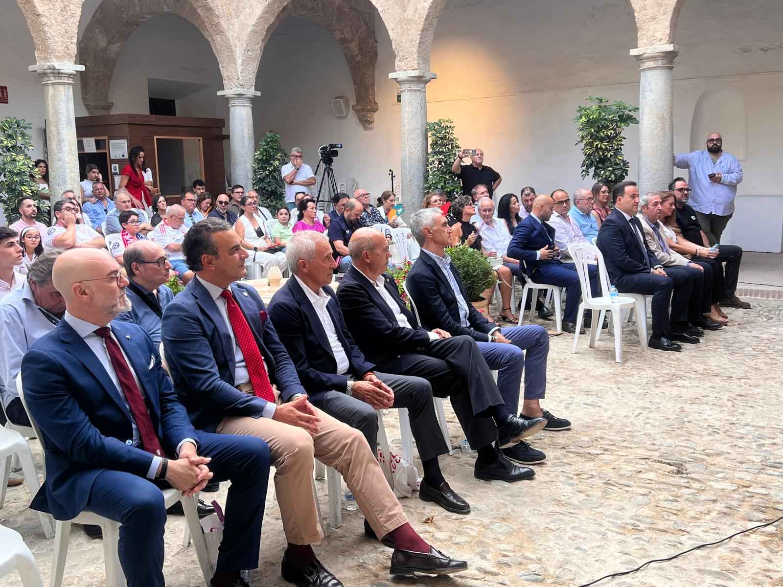 Imagen de los asistentes al acto.