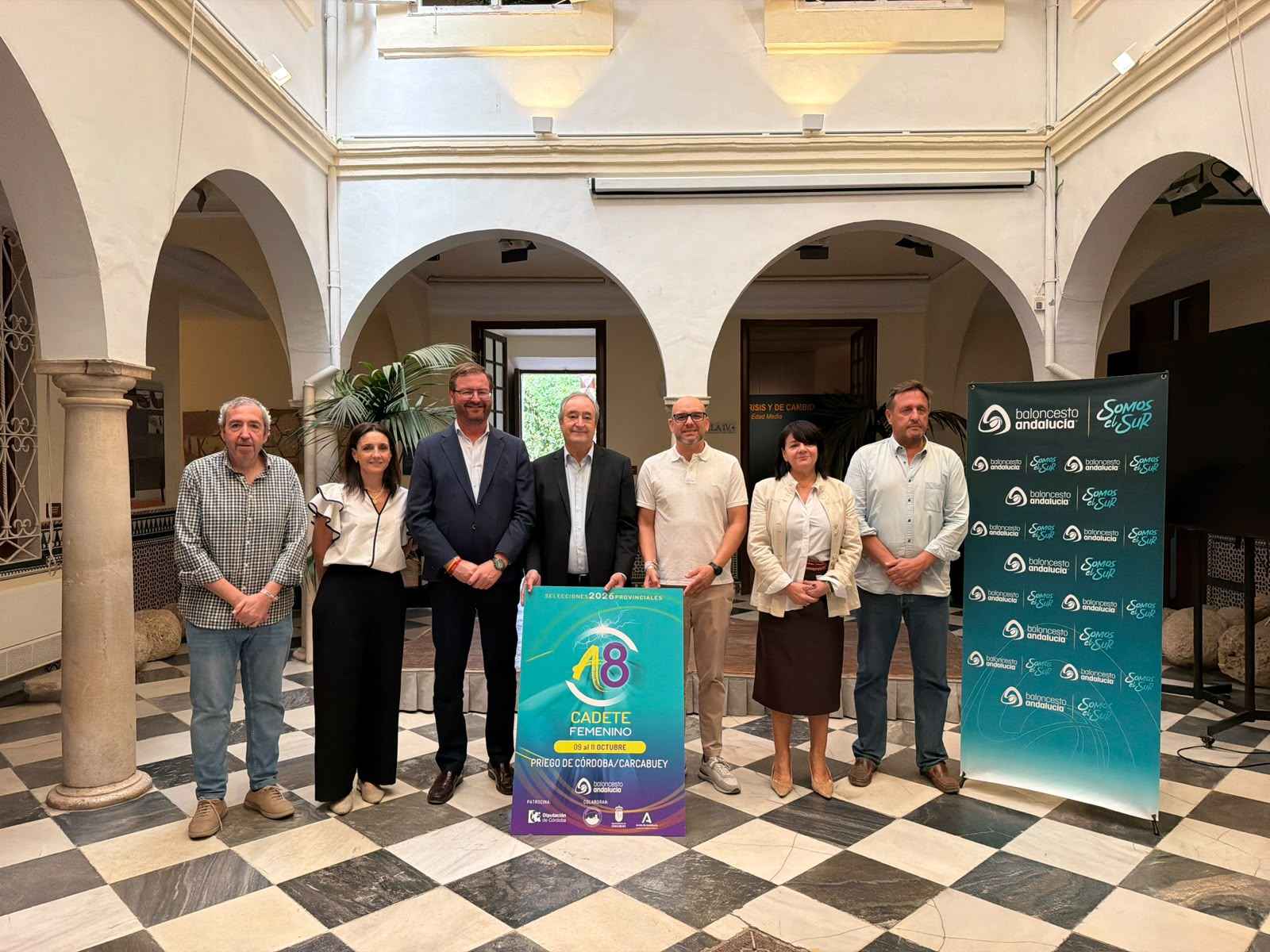 Asistentes a la presentación del torneo.