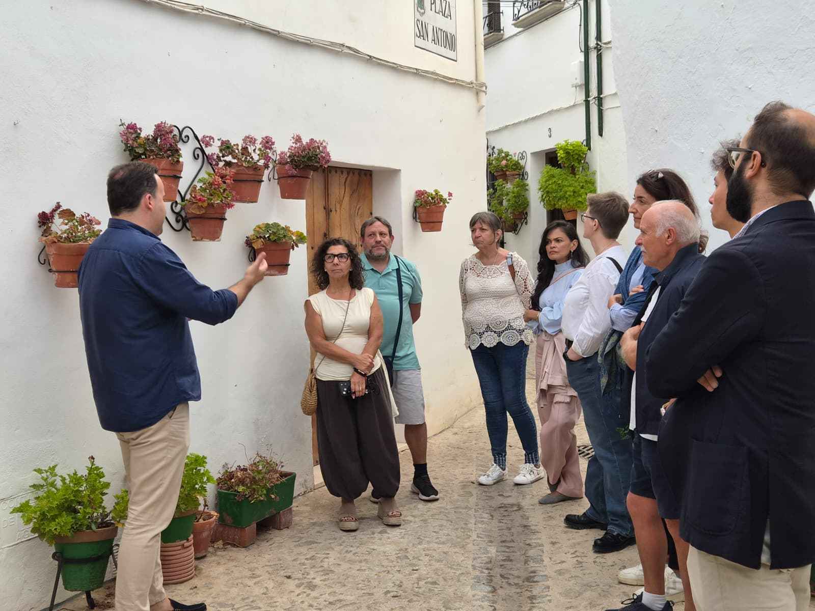Imagen de la visita del grupo al Barrio de La Villa de Priego.