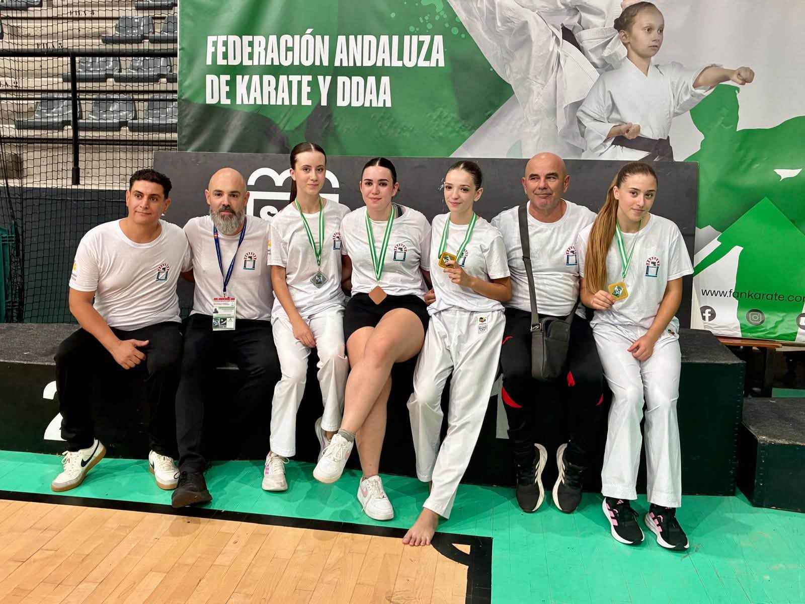 Algunos de los integrantes del Shotokan Villoslada en San Fernando.