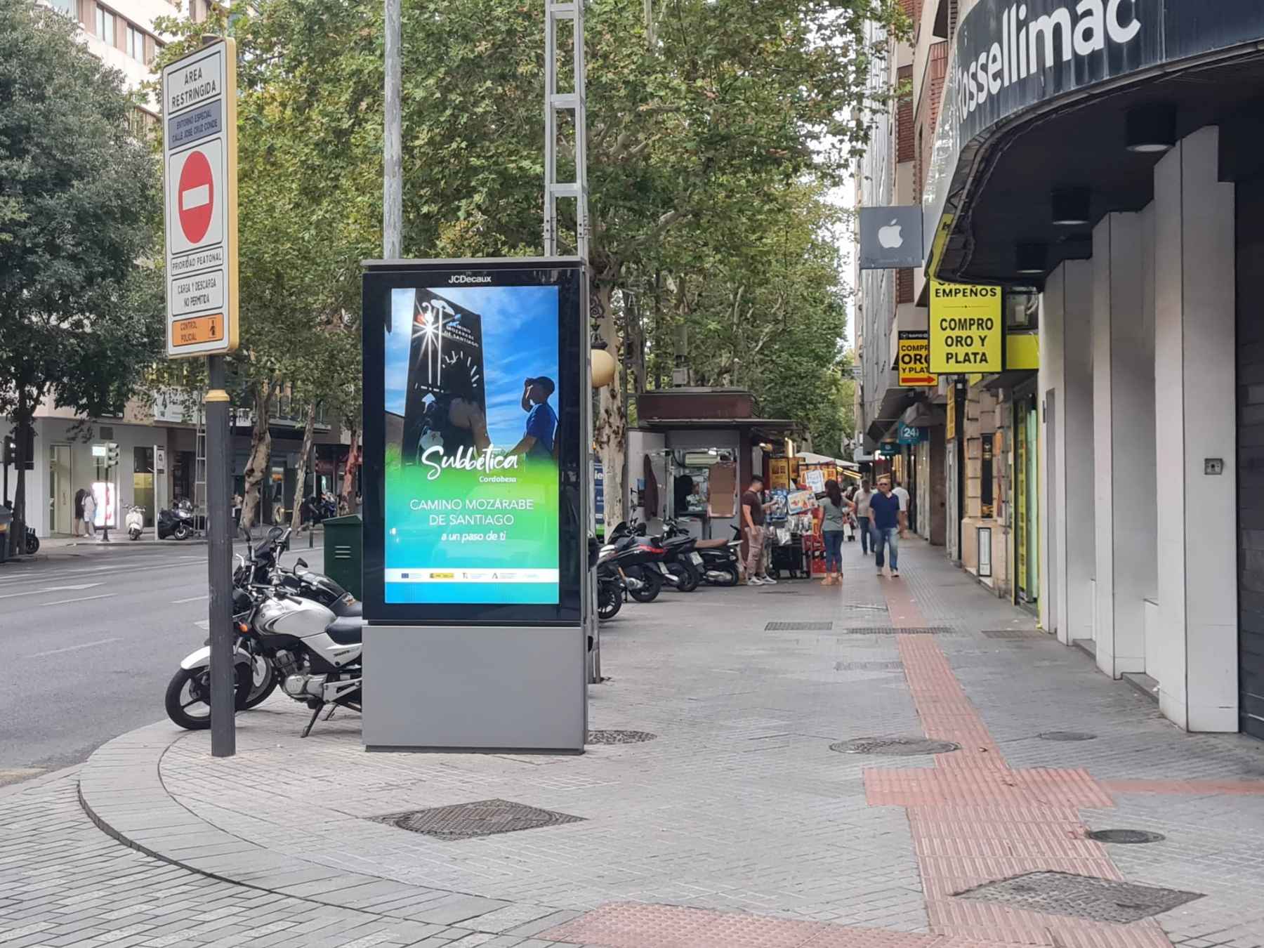 Mupi digital de la campaña «A un paso de ti».