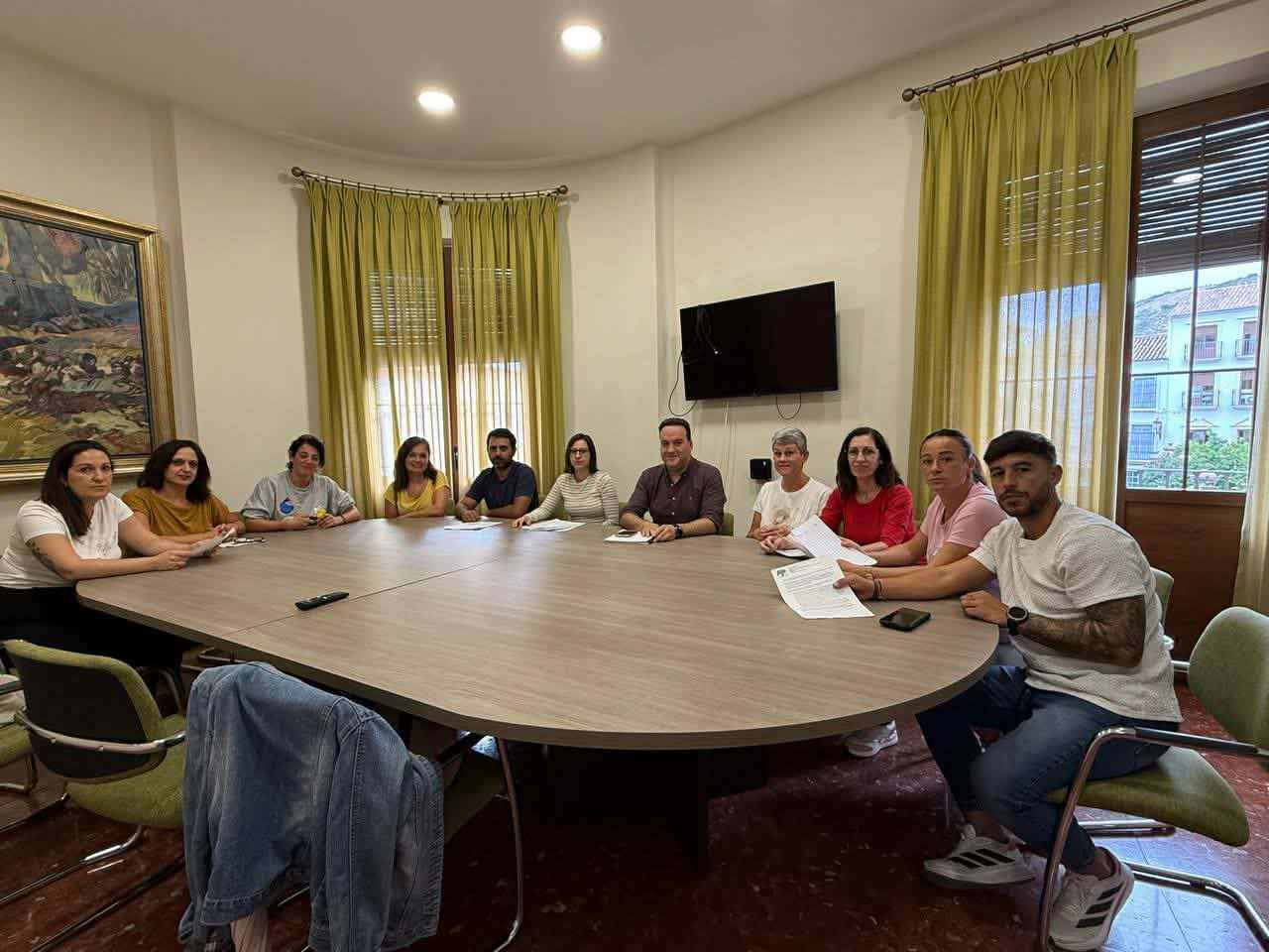Reunión del AMPA Haza Luna y familias del CEIP Cristóbal Luque Onieva con el alcalde, Juan Ramón Valdivia.