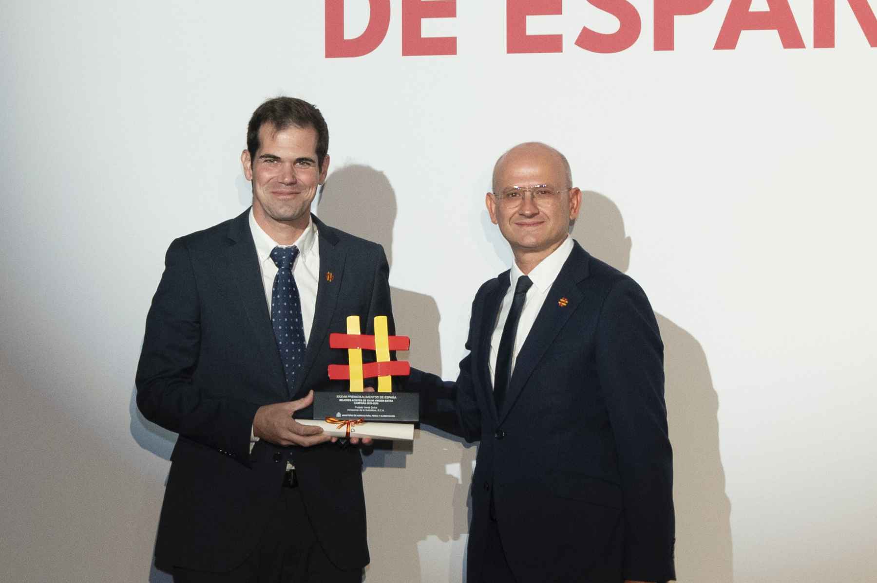 Alfonso Serrano recogiendo uno de los dos premios.