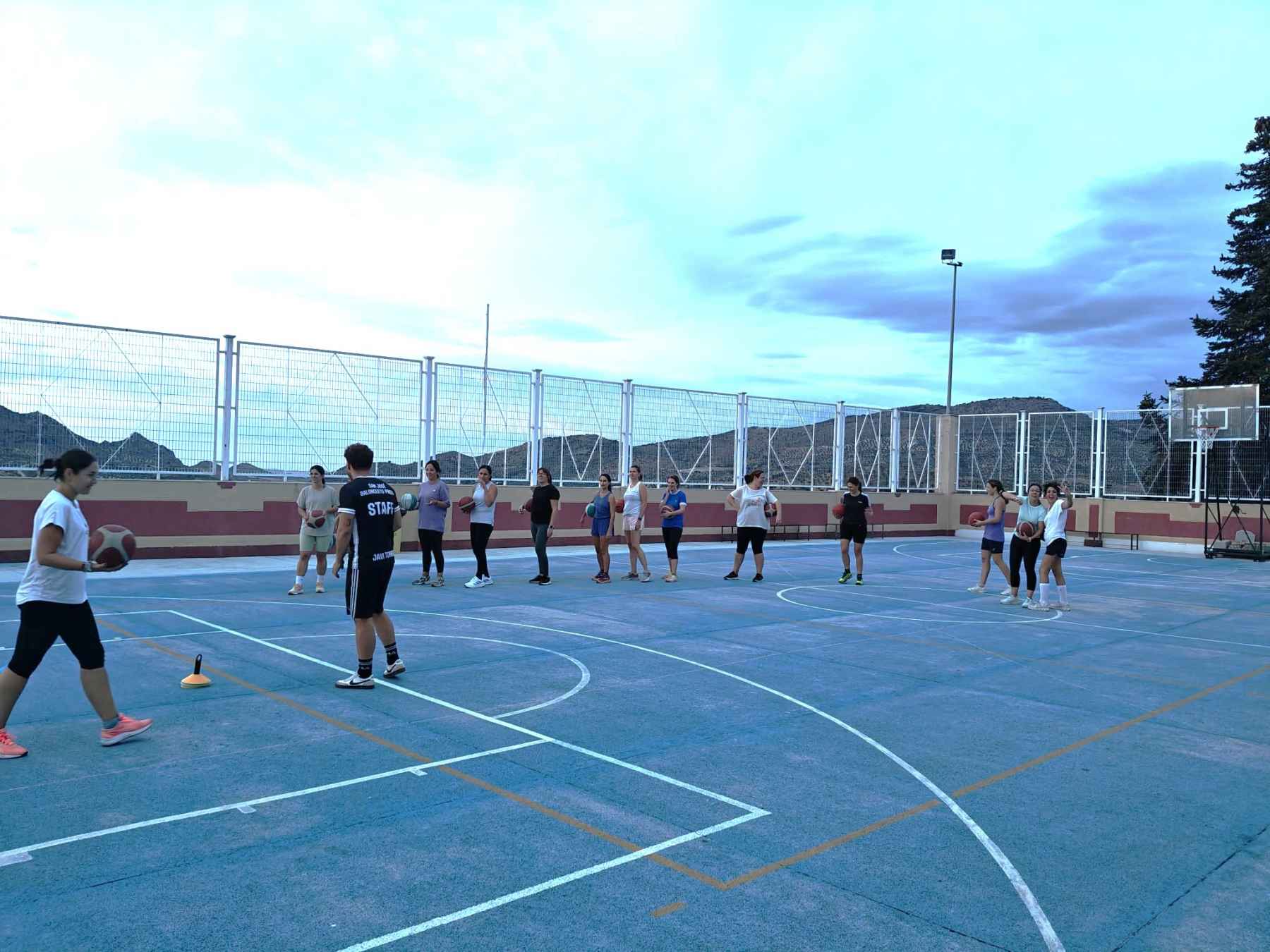 Entrenamiento del grupo sénior femenino del San José Baloncesto Priego.