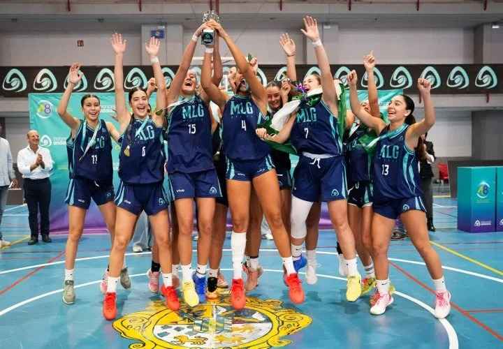Las jugadoras de Málaga celebran el título del A8 Cadete Femenino.
