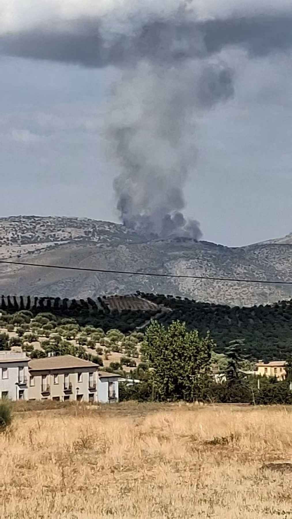 La columna de humo del incendio, vista desde Priego.