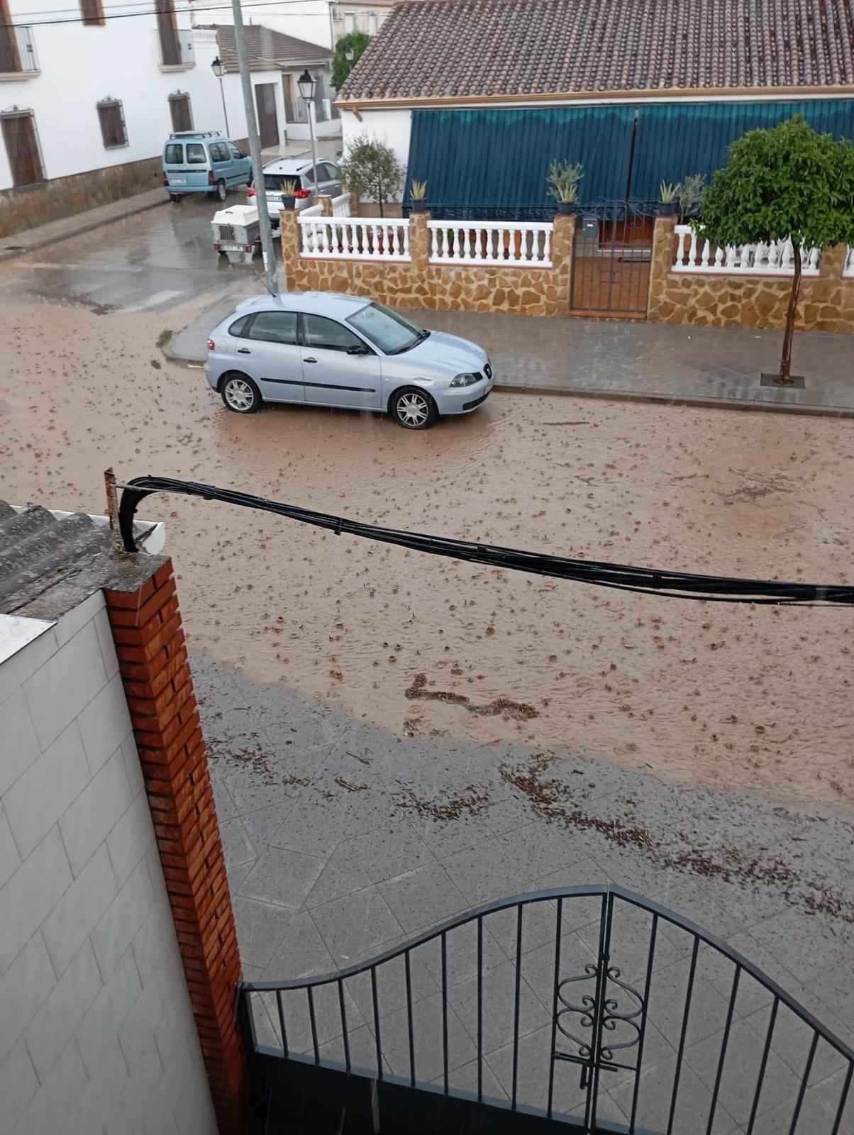 Agua acumulada en una calle de Zamoranos.