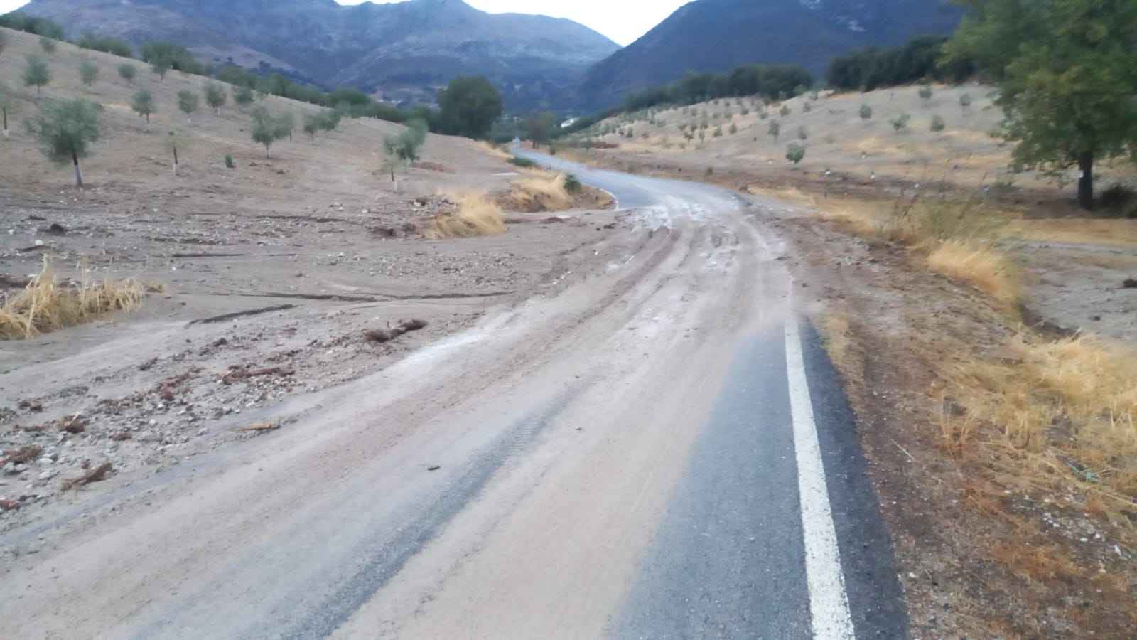Acumulación de barro en la carretera de Las Lagunillas a Rute.