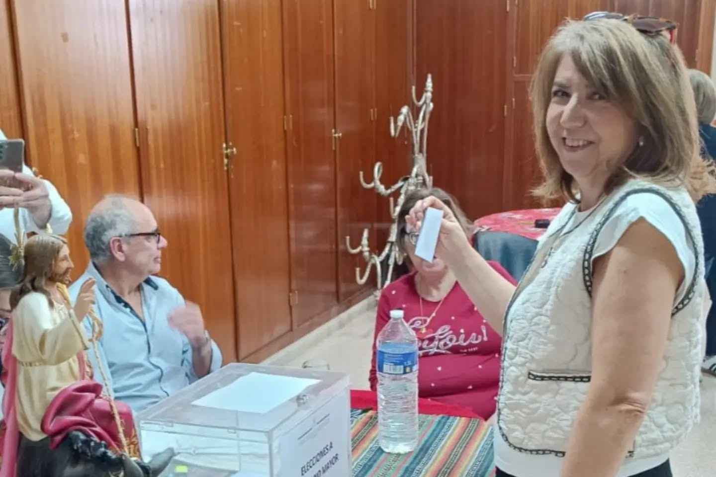 María del Carmen Montes Jiménez deposita su voto en la Casa Hermandad.