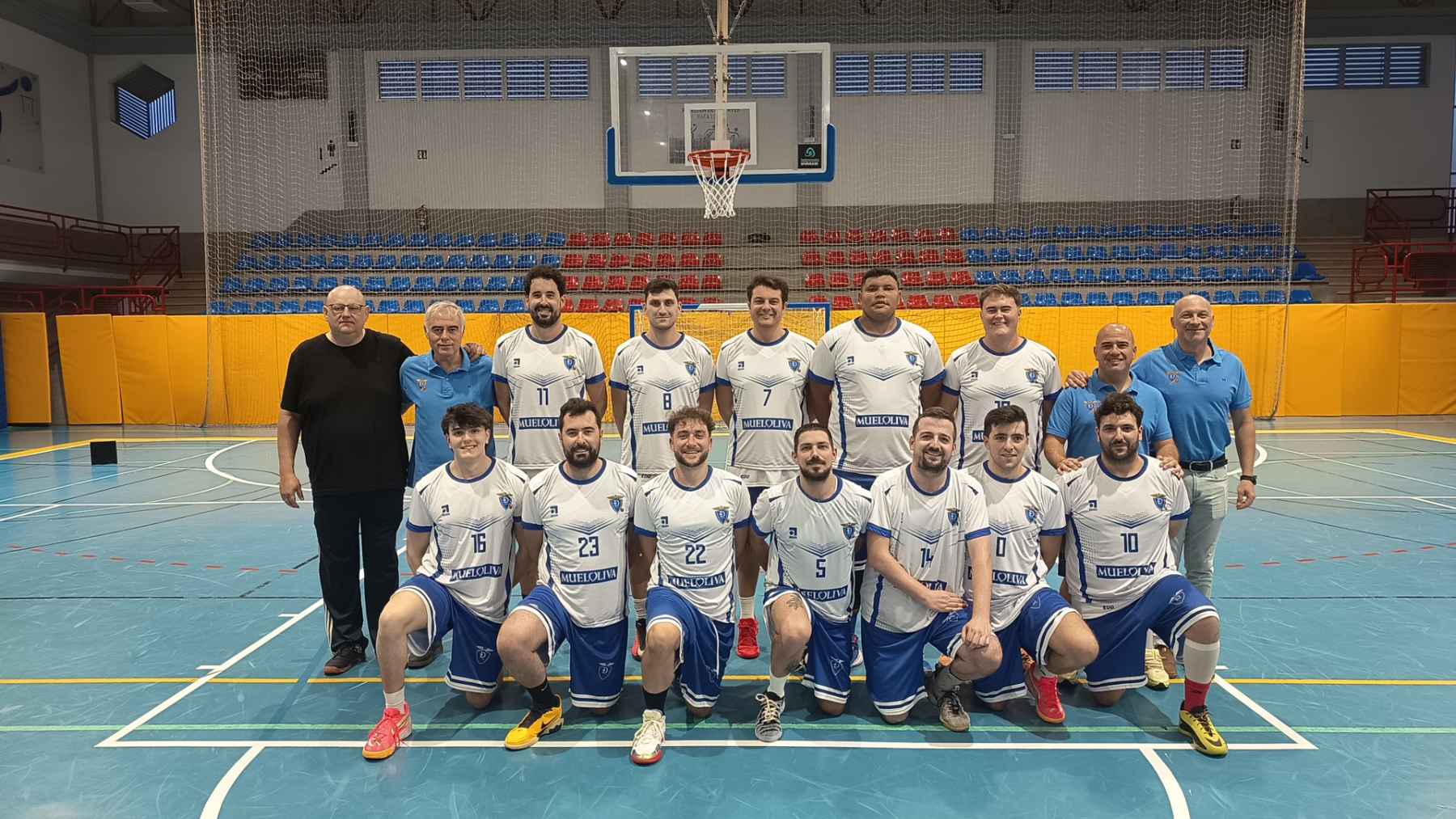 Jugadores y cuerpo técnico del CB San José, en el Pabellón Municipal de Deportes de Priego.