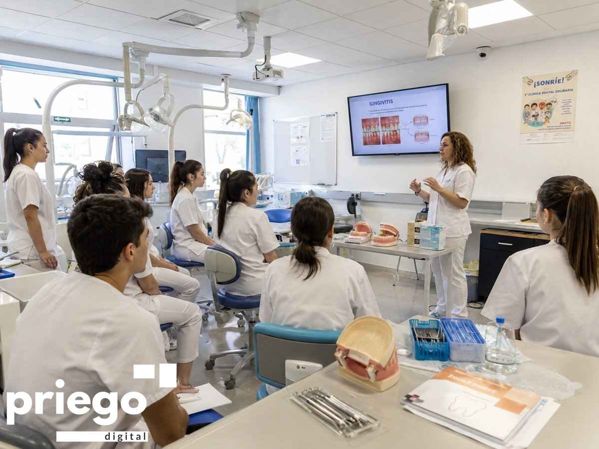 Alumnado en una clase de formación sanitaria.
