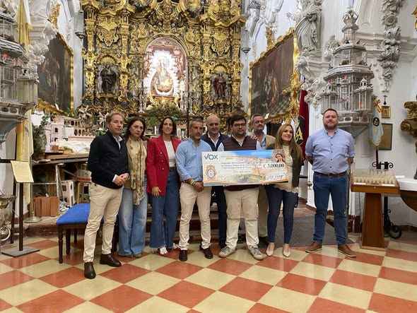 Entrega del cheque de VOX Priego a la Hermandad de la Aurora en su iglesia.