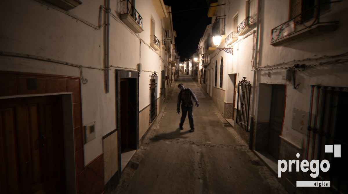 Un zombi en una calle de Priego.