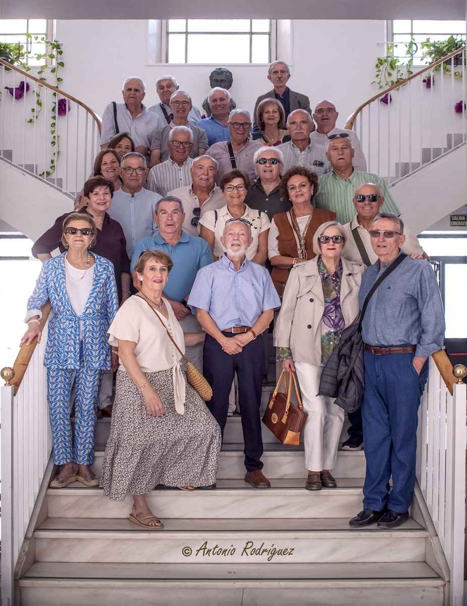 Los antiguos alumnos, en la escalinata del antiguo Instituto Laboral.