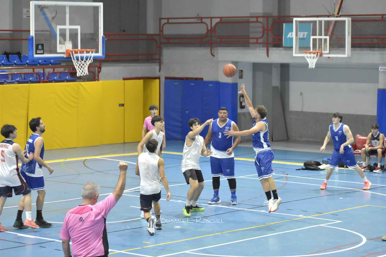 Lance de juego del primer partido en casa.