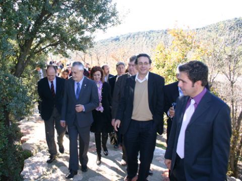 Autoridades junto a uno de los ecosistemas que se han recreado en el jardín. (Foto: R. Cobo)