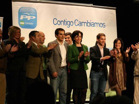 Mª Luisa Ceballos, acompañada por miembros del Partido Popular y alcaldables al término del acto. (A.J.S.)