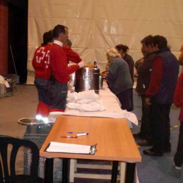 Voluntarios de Cruz Roja durante las pasadas inundaciones de febrero de 2010. (Foto Cedida)