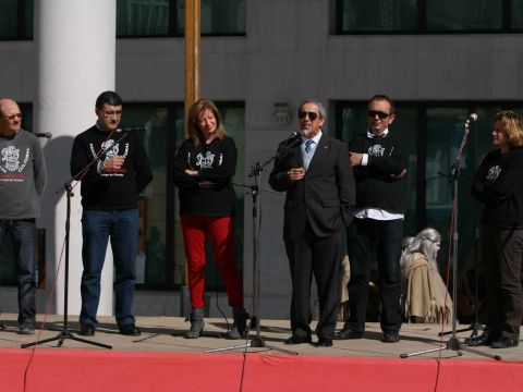 Enrique Alcalá Ortiz, Antifaz de Oro 2011, junto a miembros de la Asociación Cultural Carnavalesca de Priego. (Foto: Antonio J. Sobrados)