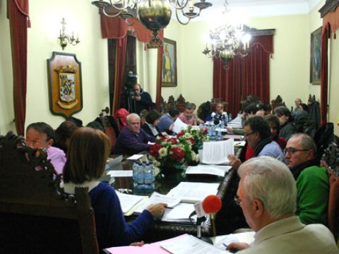 Prolegómenos de la sesión ordinaria del mes de febrero, que rozó las cuatro horas de duración. (Foto: R. Cobo)