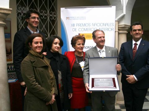 El galardonado, junto a su familia. (Foto: Antonio J. Sobrados)