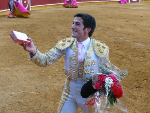 Curro Jiménez durante la vuelta al ruedo tras cortar una oreja al primero de su lote. (Foto: R. Cobo)