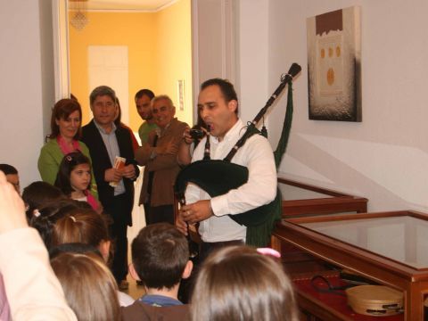 Gabriel  Marín hace una demostración del sonido de la gaita ante un grupo de escolares. (Foto: Antonio J. Sobrados)