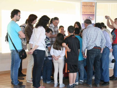 Rafael Carmona explica las características del horno existente en el colegio Luque Onieva. (Foto: Cedida)
