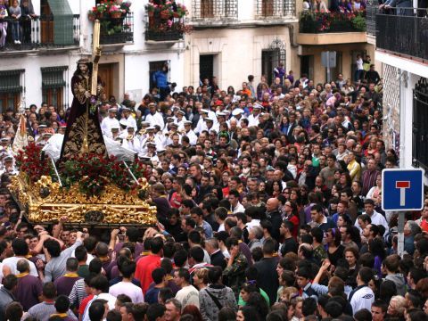 Imagen del desfile a su paso por la calle Río. (Foto: Antonio J. Sobrados)