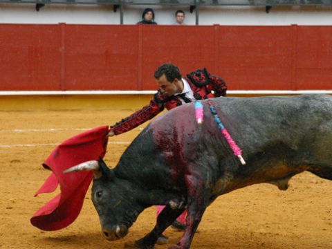 Derechazo de Rafaelillo al primero de su lote. (Foto: R. Cobo)