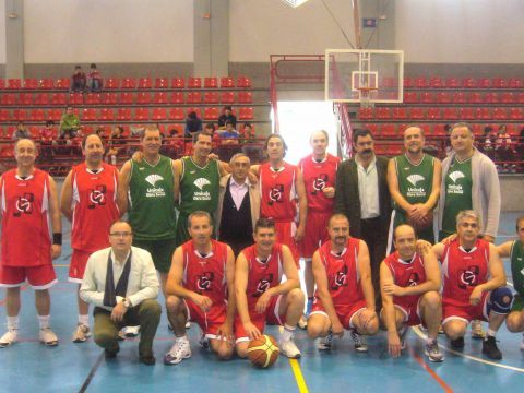 Jugadores de ambos equipos. (Foto: Cedida)
