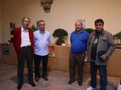 Miembros de la Asociación Bonsub en la exposición. (Foto: Antonio J. Sobrados)