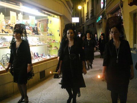 Un grupo de mantillas durante el desfile. (Foto: Antonio J. Sobrados)