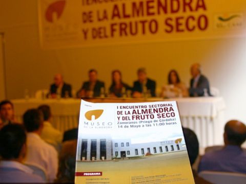 El salón de actos del Museo de la Almendra ha acogido este encuentro.(Foto: R. Cobo)