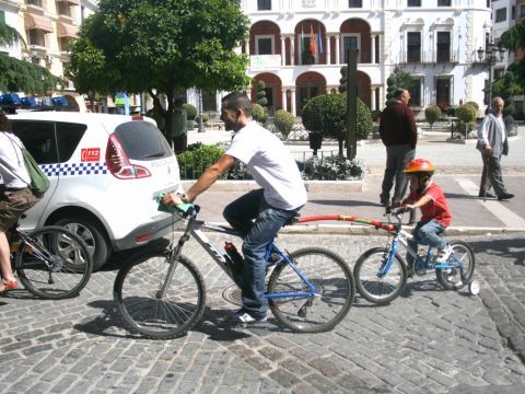 Inicio del paseo en la Plaza de la Constitución. (Foto: Antonio J. Sobrados)