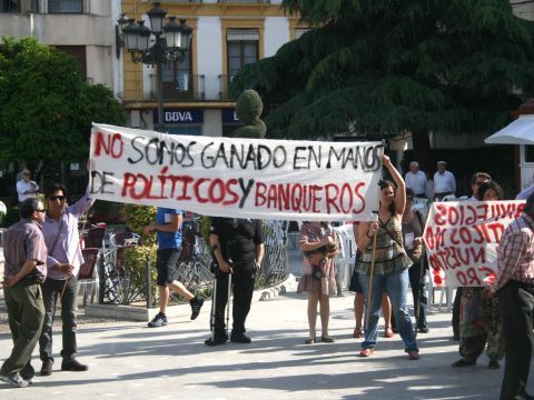 Asistentes a la concentración portando una pancarta. (Foto: Antonio J. Sobrados)