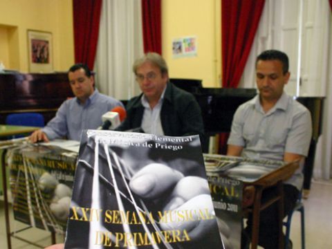 En primer término, cartel anunciador de la XXIV edición de la Semana Musical de Primavera. (Foto: R. Cobo)