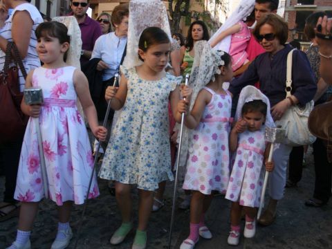 Grupo de jóvenes mantillas durante el desfile. (Foto: Antonio J. Sobrados)