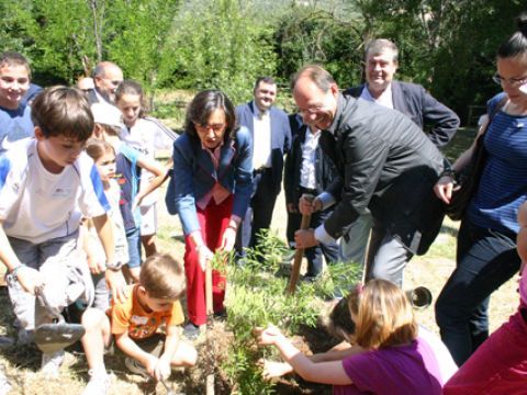 La Ministra y el Consejero, junto a los escolares, durante la plantación. (Foto: R. Cobo)