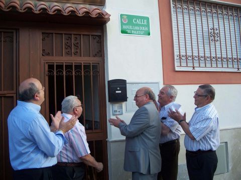 El cantaor y saetero emocionado observa el rótulo de la calle que lleva su nombre. (Foto: J. Moreno)