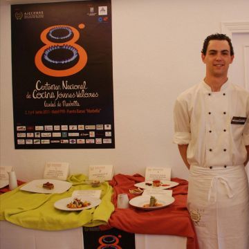 El joven cocinero prieguense posando junto a una de sus creaciones. (Foto: Cedida)