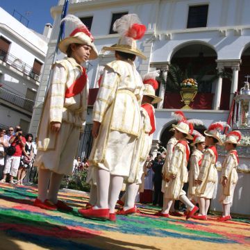 Los Seises danzan en honor al Santísimo Sacramento. (Foto: Antonio J. Sobrados)