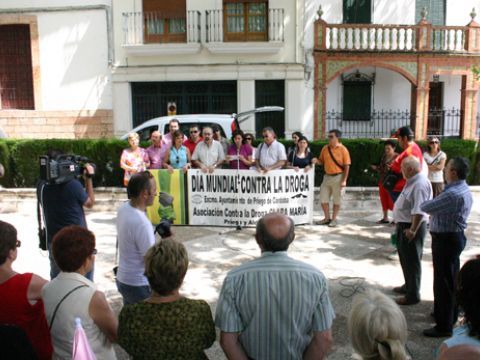 Lectura del manifiesto a cargo de la Alcaldesa prieguense, María Luisa Ceballos. (Foto: R. Cobo)