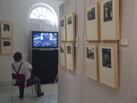 Visitante contemplando un audiovisual sobre Alcalá-Zamora. (Foto: J. Moreno)