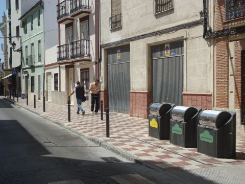 Una línea de contenedores soterrados. (Foto: J. Moreno)