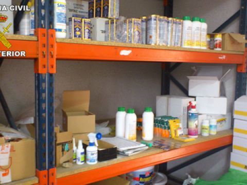 Estanterías con más de los medicamentos intervenidos. (Foto: Cedida)