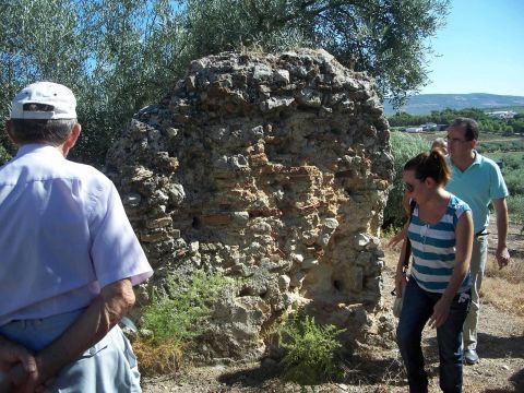 Otro momento de la visita a los restos de la necrópolis. (Foto: J. Moreno)