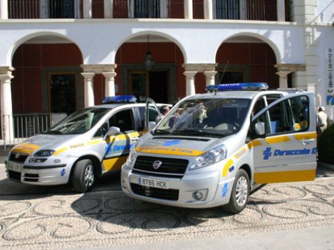 Los dos vehículos de la DGT con los que ya cuenta nuestra localidad. (Foto: R. Cobo)