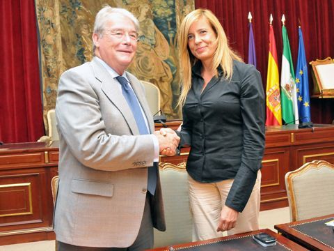Luis Carreto y Rosario Alarcón tras la firma del convenio. (Foto:Cedida)