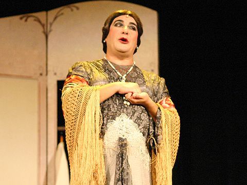 Juanjo Macías caracterizado como Gloria Jiménez, la madre de la artista. (Foto. R. Cobo)